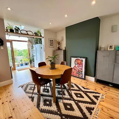 Peaceful Cat-lovers With Garden And Cabin * Bristol