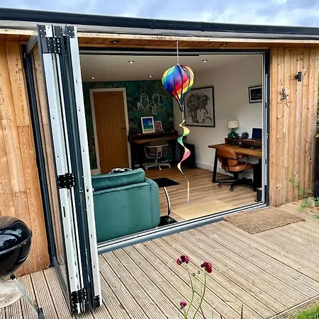 Peaceful Cat-lovers With Garden And Cabin