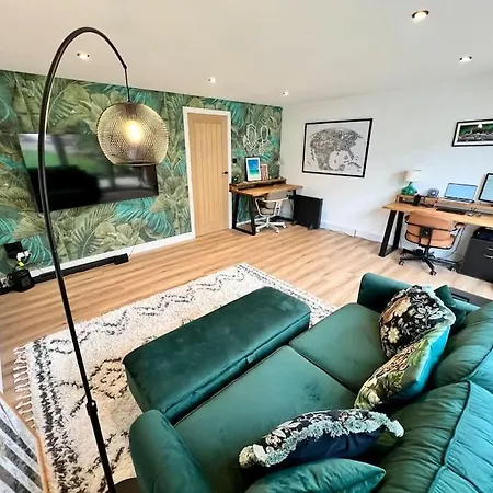 Peaceful Cat-lovers With Garden And Cabin